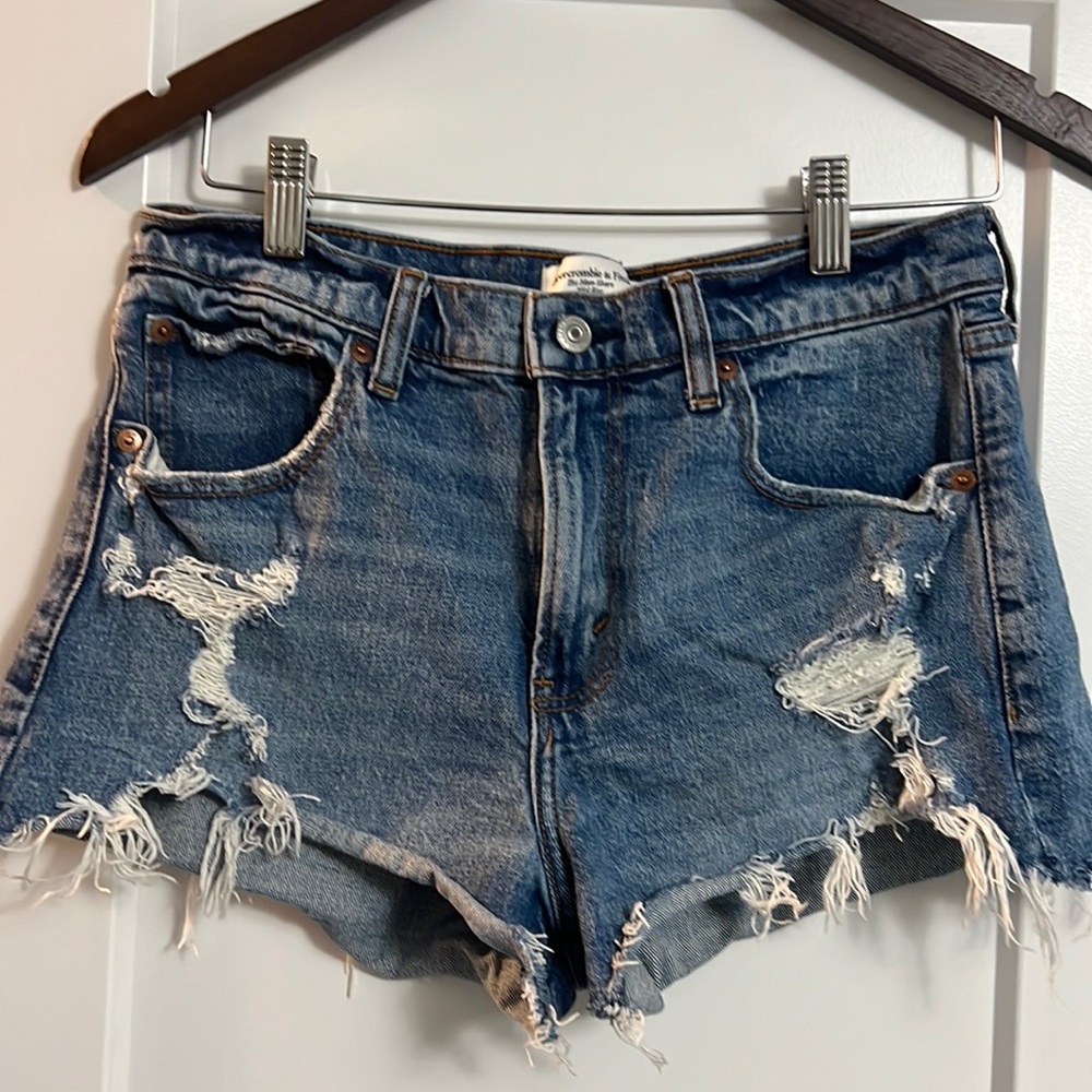 Denim Distressed- The Mom Short Mid Rise. Size 27